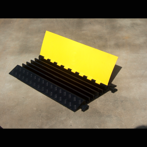 Protector de Cable de 5 Canales / Base de Goma y Tapa de Plástico / Capacidad 4.6 Toneladas / Canal 38x35MM / Longitud 90 cm / Amarillo y Negro