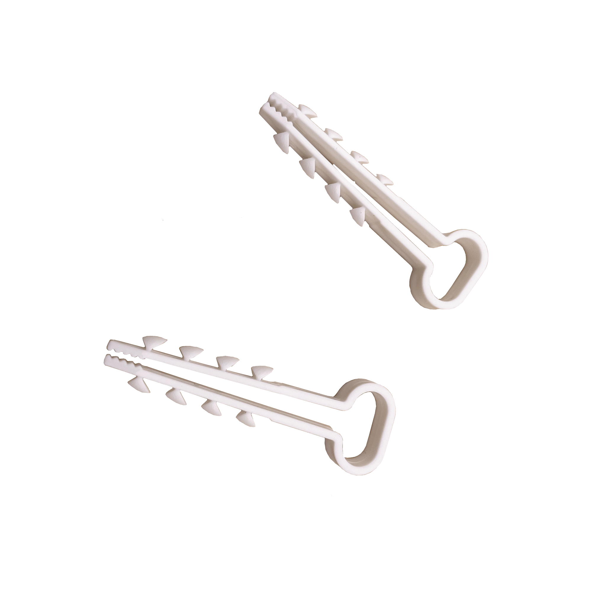 Bolsa con 100 clips sujetadores de plástico para cables de 6 a 12 mm. Ideales para instalaciones en pared, brindan sujeción firme y segura.