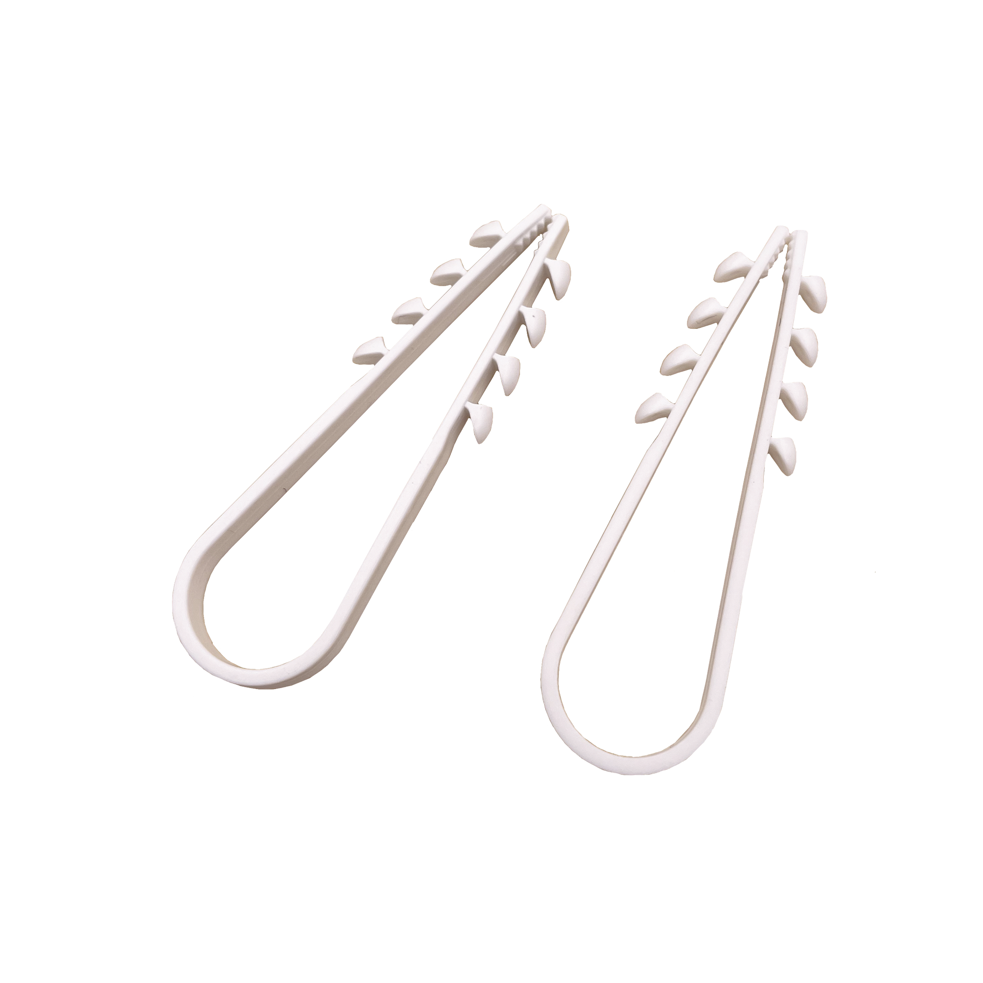 Bolsa con 100 clips sujetadores de plástico para cables de 11 a 19 mm. Ideales para instalaciones en pared, brindan sujeción firme y segura.