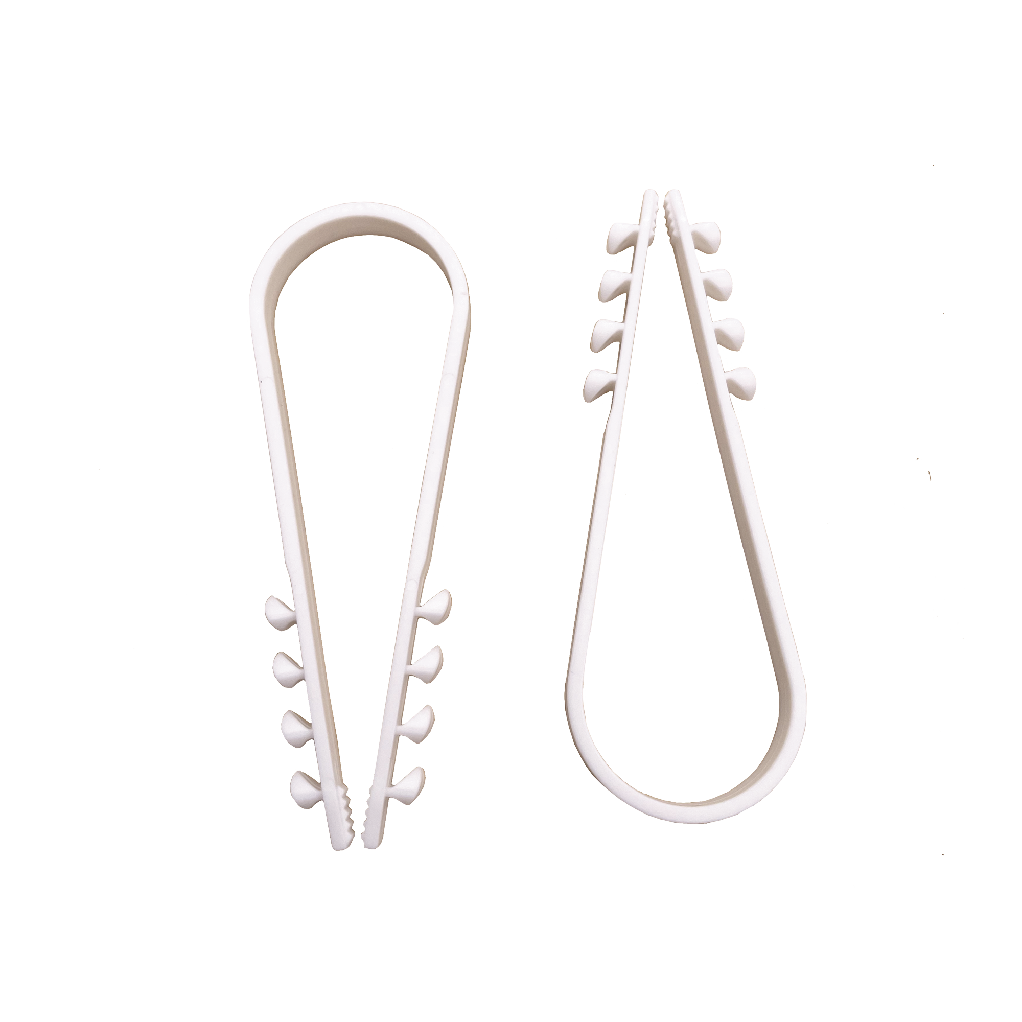 Bolsa con 100 clips sujetadores de plástico para cables de 19 a 25 mm. Ideales para instalaciones en pared, brindan sujeción firme y segura.